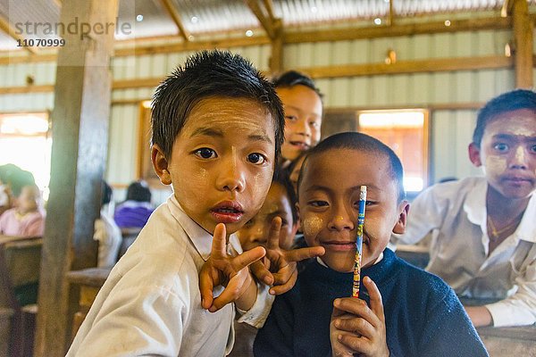 Schulkinder in der Schule posieren vor der Kamera  Shan Staat  Myanmar  Asien