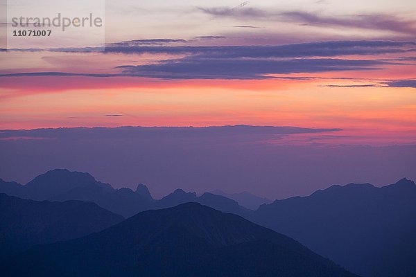 Sonnenaufgang  Ammergauer Alpen  Geiselstein  Blick vom Krottenkopf  Estergebirge  Garmisch-Partenkirchen  Bayern  Deutschland  Europa