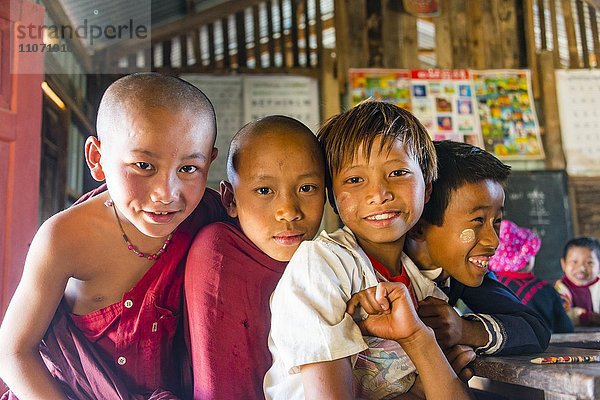 Schulkinder in der Schule posieren vor der Kamera  Shan Staat  Myanmar  Asien