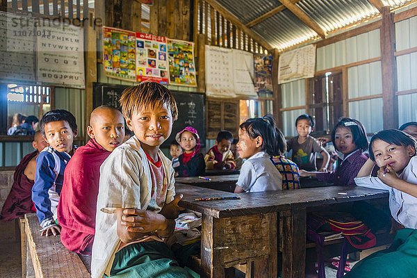 Schulkinder in der Schule  sitzen an ihren Schulbänken  Shan Staat  Myanmar  Asien