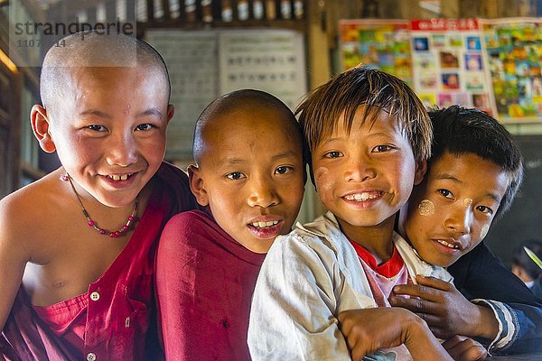 Schulkinder in der Schule posieren vor der Kamera  Shan Staat  Myanmar  Asien