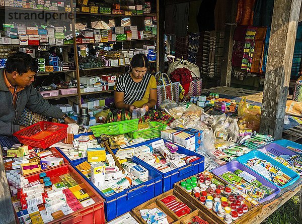 Marktstand mit Medizin  Apotheke  Markt in Nampan  Inle See  Shan Staat  Myanmar  Asien