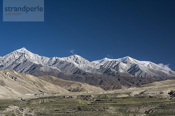 Schneebedeckte Berge  Berglandschaft bei Lo Manthang  Königreich Mustang  Upper Mustang  Himalaya  Nepal  Asien