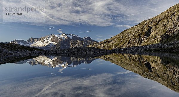 Hochfeiler spiegelt sich im Friesenbergsee im Hochgebirgs-Naturpark Zillertaler Alpen  Tirol  Österreich  Europa