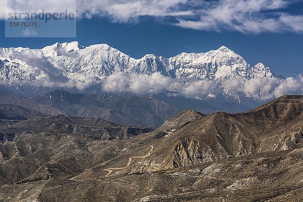 Schneebedeckte Berge  Annapurna und Nilgiri  Berglandschaft bei Ghemi  Königreich Mustang  Upper Mustang  Himalaya  Nepal  Asien