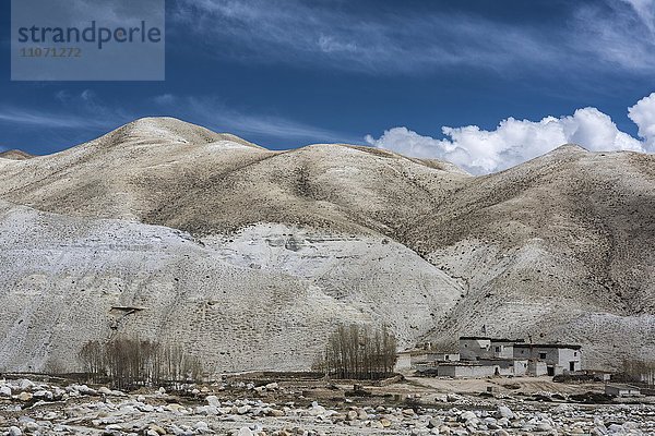 Karge Berglandschaft mit Wohnhäusern bei Lo Manthang  Königreich Mustang  Upper Mustang  Himalaya  Nepal  Asien