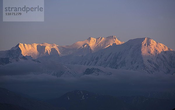 Schneebedeckte Berge  Annapurna  8091m und Nilgiri im Abendlicht  Berglandschaft bei Samar  Königreich Mustang  Upper Mustang  Himalaya  Nepal  Asien