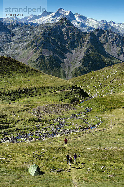 Wanderer beim Lac d'Oncet  Pic du Midi de Bigorre  Hautes-Pyrenees  Frankreich  Europa