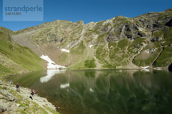Wandern am Lac d'Oncet  Pic du Midi de Bigorre  Hautes-Pyrenees  Frankreich  Europa