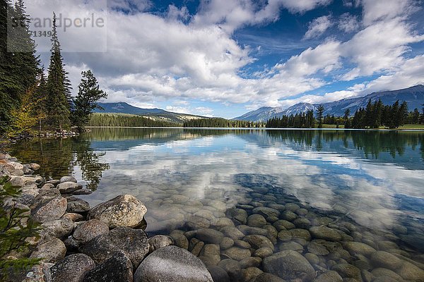 Lac Beauvert  Beauvert Lake  Jasper Nationalpark  kanadische Rocky Mountains  Alberta  Kanada  Nordamerika
