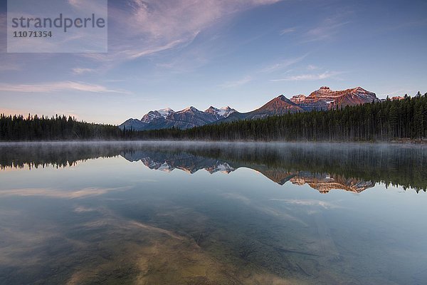 Herbert Lake  Spiegelung der Bow Range bei Morgenlicht  Banff Nationalpark  kanadische Rocky Mountains  Alberta  Kanada  Nordamerika