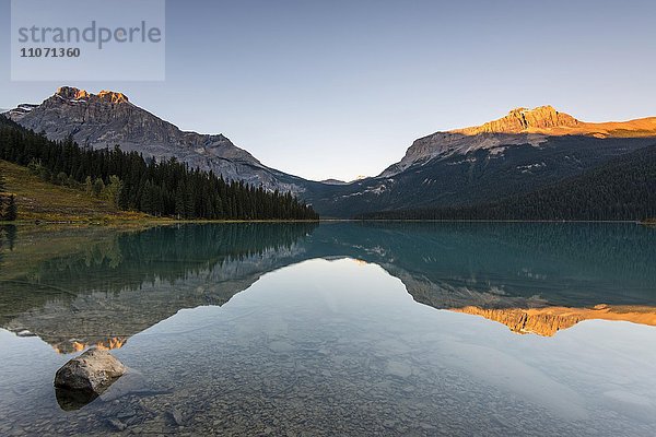 Emerald Lake  Yoho Nationalpark  Abendstimmung  kanadische Rocky Mountains  British Columbia  Kanada  Nordamerika