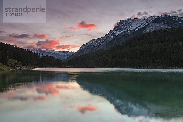 Wolkenstimmung am See Two Jack Lake  Banff Nationalpark  kanadische Rocky Mountains  Alberta  Kanada  Nordamerika