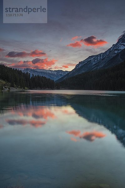 Wolkenstimmung am See Two Jack Lake  Banff Nationalpark  kanadische Rocky Mountains  Alberta  Kanada  Nordamerika