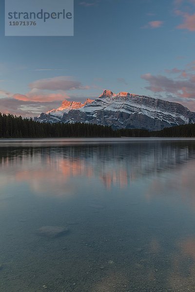 Two Jack Lake  Mount Rundle  Banff Nationalpark  kanadische Rocky Mountains  Alberta  Kanada  Nordamerika