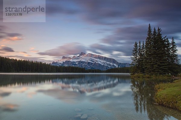 Two Jack Lake  Mount Rundle  Banff Nationalpark  kanadische Rocky Mountains  Alberta  Kanada  Nordamerika