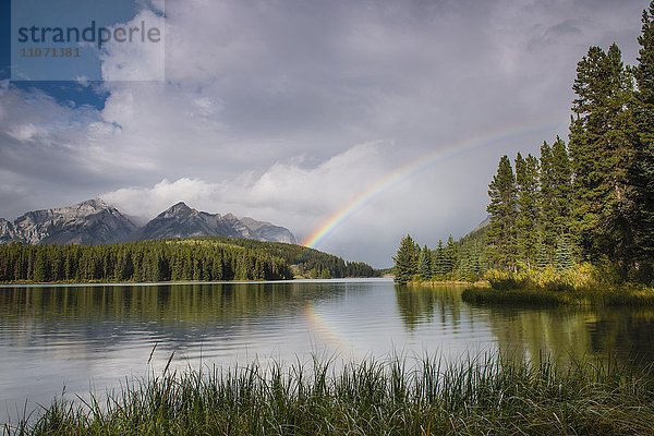 Regenbogen am Two Jack Lake  Banff Nationalpark  kanadische Rocky Mountains  Alberta  Kanada  Nordamerika