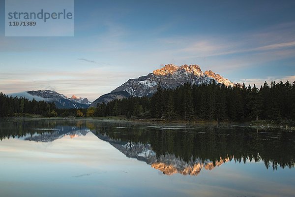 Johnson Lake mit Berg Mount Rundle  Banff Nationalpark  kanadische Rocky Mountains  Alberta  Kanada  Nordamerika