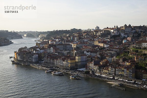 Blick auf Altstadt Ribeira  Porto  UNESCO Weltkulturerbe  Portugal  Europa