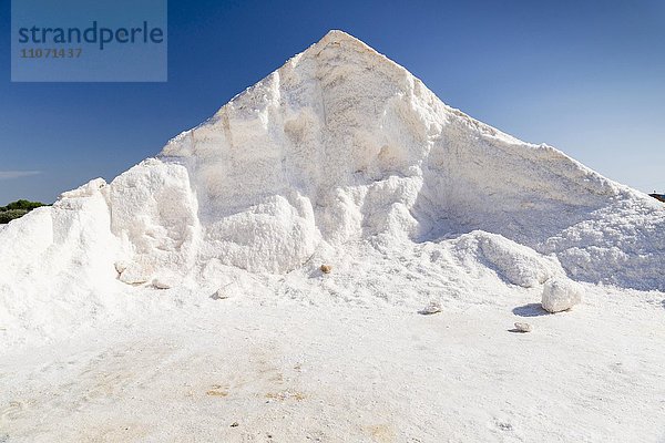 Salzberg mit Speisesalz  Meersalz  Saline Culcasi  Naturreservat Salinen mit Salzgärten  Via del Sale  Salzstraße  Nubia  Provinz Trapani  Sizilien  Italien  Europa