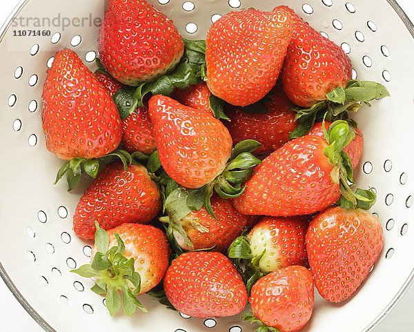 Frische Erdbeeren in einem Abtropfsieb