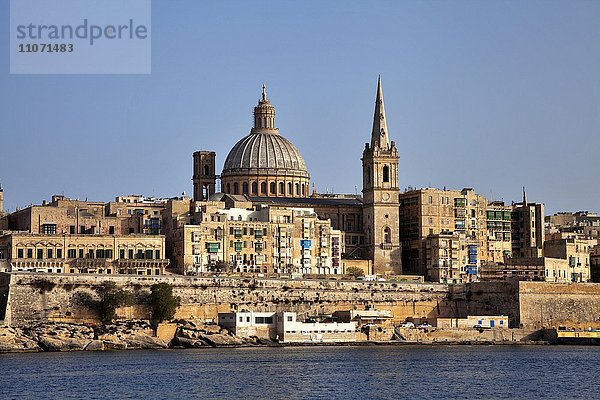 Ausblick von Sliema  St.Pauls Kathedrale und Karmeliterkirche  Marsamxett Harbour  Valletta  Malta  Europa