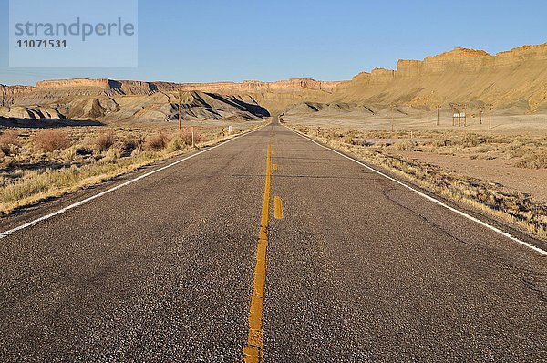 Utah Highway 24 in der Wüste  Colorado Plateau  Utah  USA  Nordamerika