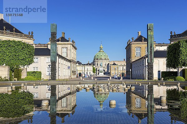 Brunnen vor Schloss Amalienborg in Kopenhagen  Dänemark  Europa