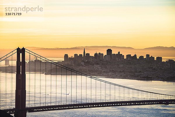 Vereinigte Staaten von Amerika USA Skyline Skylines Sonnenaufgang Nordamerika Kalifornien Golden Gate Bridge San Francisco