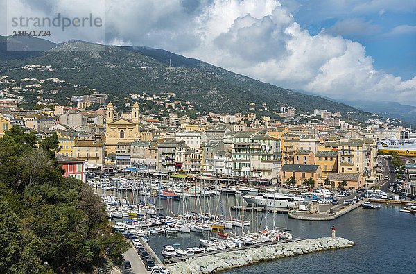 Alter Hafen  Vieux port  Port de Plaisance  Marina mit der Kirche Saint Jean Baptiste  Bastia  Département Haute-Corse  Nordküste  Korsika  Frankreich  Europa