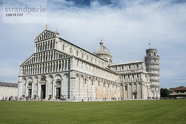 Schiefer Turm von Pisa mit Dom Santa Maria Assunta  Piazza del Duomo oder Piazza dei Miracoli  Pisa  Toskana  Italien  Europa