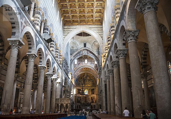 Innenaufnahme Dom Santa Maria Assunta mit vergoldeter Kassettendecke  Pisa  Toskana  Italien  Europa