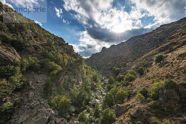 Unteres Golo-Tal  Fluss Golo  Sonne scheint durch Wolken  Korsika  Frankreich  Europa