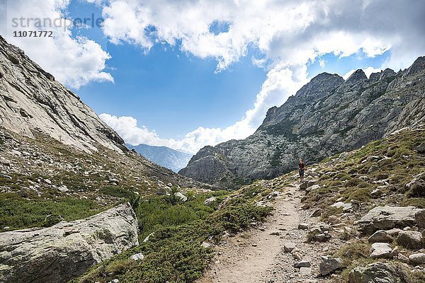 Junger Mann wandert auf Wanderweg durch das Golo-Tal  Regionaler Naturpark Korsika  Parc naturel régional de Corse  Korsika  Frankreich  Europa