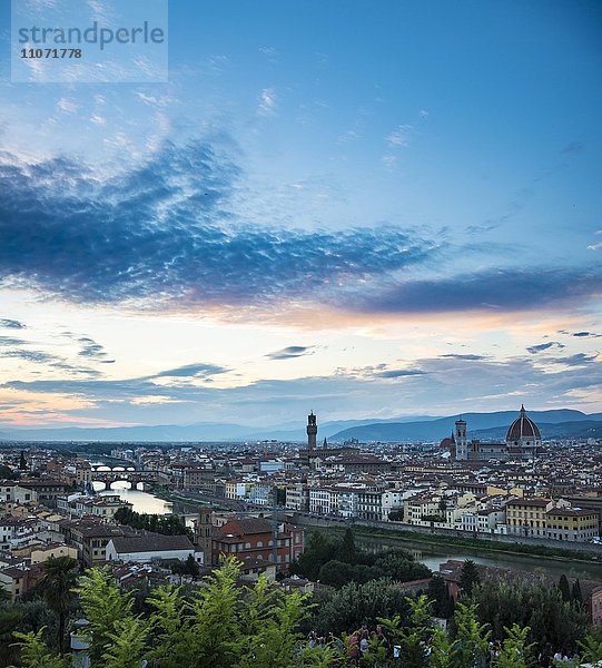 Stadtansicht bei Sonnenuntergang mit Dom  Palazzo Veccio und Ponte Veccio  Florenz  Toskana  Italien  Europa