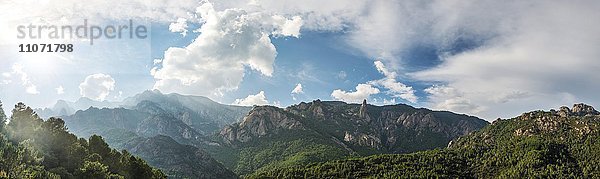 Mit Kiefern bewachsene felsige Landschaft  Wolkenhimmel  Col de Bavella  Bavella-Massiv  Korsika  Frankreich  Europa