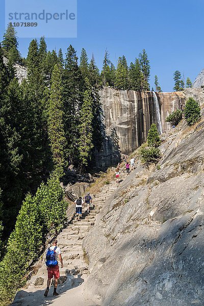 Junger Mann auf Wanderweg zum Wasserfall Vernal Fall  Mist Trail  Yosemite Valley  Yosemite-Nationalpark  UNESCO Weltnaturerbe  Kalifornien  USA  Nordamerika