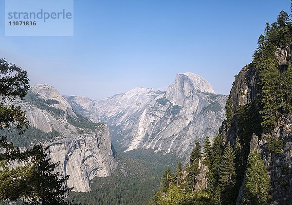 Ausblick vom Four Mile Trail ins Yosemite Valley mit Half Dome  Yosemite Nationalpark  Kalifornien  USA  Nordamerika