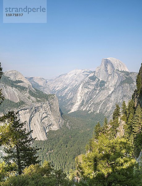 Ausblick vom Four Mile Trail ins Yosemite Valley mit Half Dome  Yosemite Nationalpark  Kalifornien  USA  Nordamerika