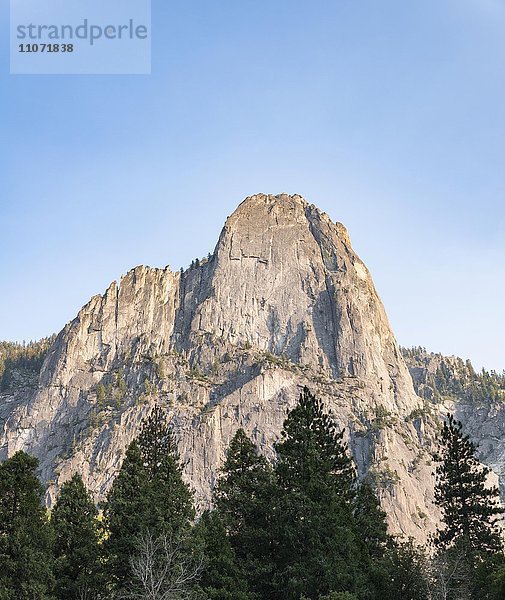 Felsiger Berg  Yosemite Valley  Yosemite-Nationalpark  UNESCO-Welterbe Kalifornien  USA  Nordamerika
