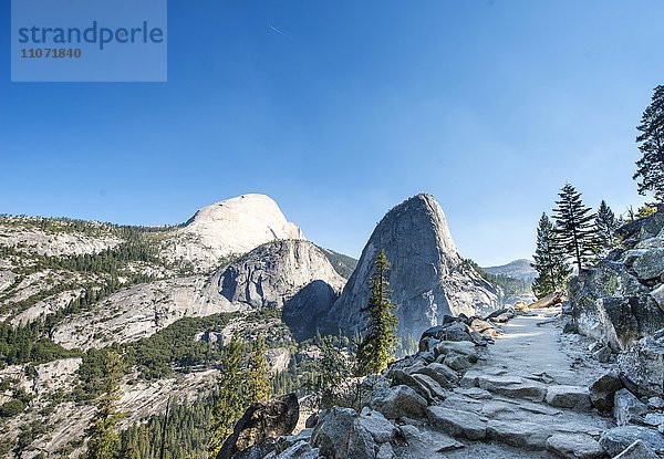Wanderweg zum Glacier Point  Ausblick auf Liberty Cap  Mt. Broderick und Half Dome  Yosemite Nationalpark  Kalifornien  USA  Nordamerika