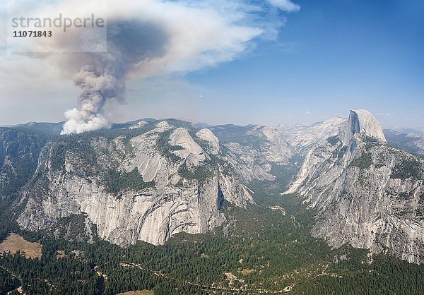 Ausblick vom Glacier Point ins Yosemite Valley mit Half Dome  Waldbrand mit Rauchwolke  Yosemite Nationalpark  Kalifornien  USA  Nordamerika