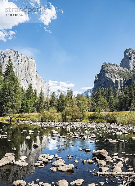 Valley View mit Ausblick zum El Capitan mit Fluss Merced river  Yosemite Nationalpark  Kalifornien  USA  Nordamerika