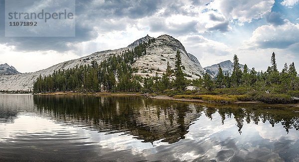 Berg spiegelt sich in einem See  Lower Cathedral Lake  Sierra Nevada  Yosemite Nationalpark  Cathedral Range  Kalifornien  USA  Nordamerika