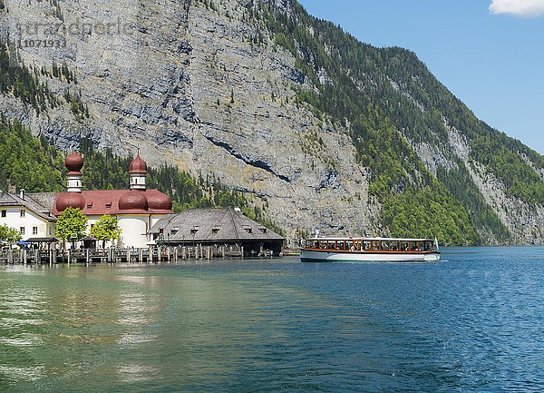 Touristenboot  Königssee mit Wallfahrtskirche St. Bartholomä  Nationalpark Berchtesgaden  Berchtesgadener Land  Oberbayern  Bayern  Deutschland  Europa
