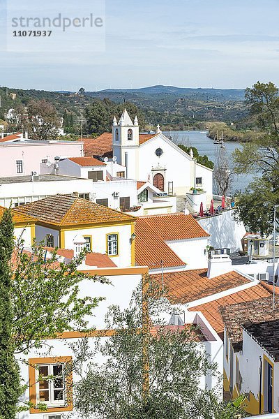 Blick über Alcoutim mit der Kirche Matriz de San Salvador  Distrikt Faro  Portugal  Europa