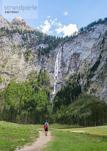Wanderer auf dem Weg zum Röthbachfall  höchster Wasserfall Deutschlands  Salet am Königssee  Nationalpark Berchtesgaden  Berchtesgadener Land  Oberbayern  Bayern  Deutschland  Europa