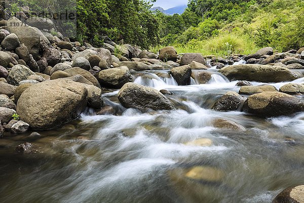 Wasser fließt im steinigen Flussbett des Tugela  Drakensberge  KwaZulu Natal  Südafrika