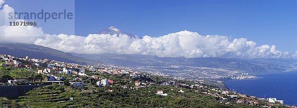 Blick über das Orotava-Tal auf den Teide und Puerto de la Cruz  Teneriffa  Kanarische Inseln  Spanien  Europa