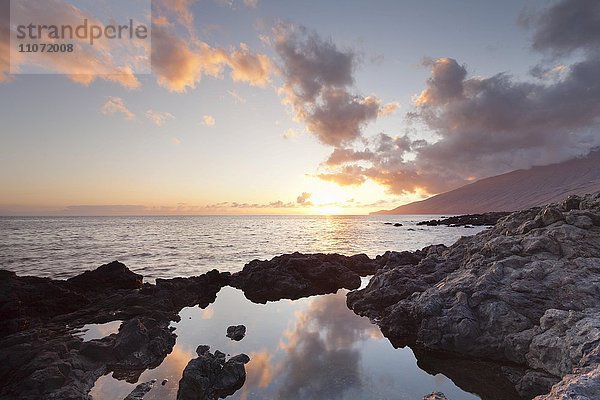 Sonnenuntergang an der Küste bei La Restinga  El Hierro  Kanarische Inseln  Spanien  Europa